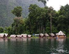 Indochina, Thailand: Metropolen, Dschungel und Palmenstrnde - schwimmende Htten auf dem Ratchaphrapha-See